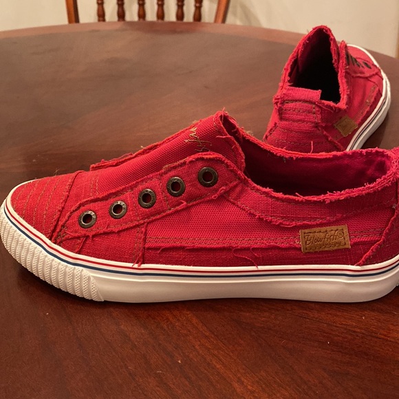 🦊 Blowfish loveless tennis shoes. Red and ready for summer. - Picture 6 of 7